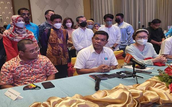 Saifuddin bersama Christina dan Amirudin ketika sidang akhbar selepas menghadiri Majlis Muhibah Aidilfitri 2022 anjuran PKR Sabah di Pusat Konvensyen Antarabangsa Sabah (SICC), Kota Kinabalu.