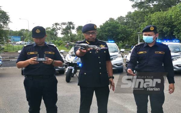 Hanif Yusabra (tengah) menunjukkan dron yang digunakan dalam Op Hari Raya Aidilfitri 2022.