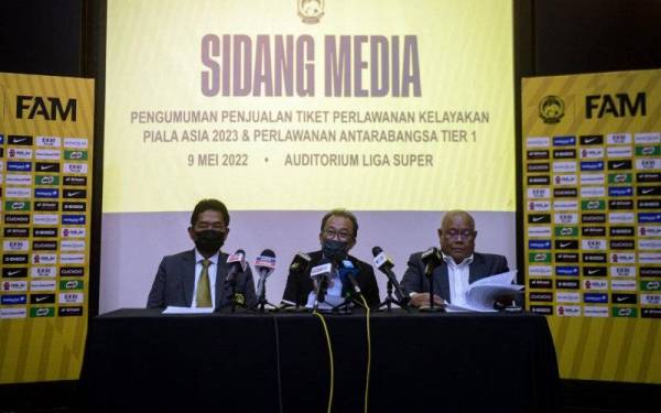 Posa (tengah) pada sidang media mengenai penjualan ‘Tiket Kombo RM100’ pada perlawanan kelayakan Piala Asia 2023 di Wisma FAM pada Isnin. - Foto Bernama