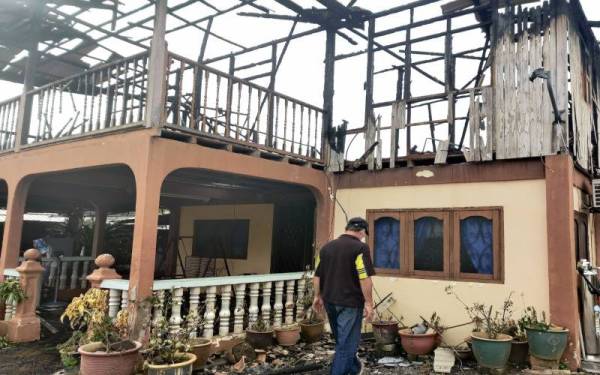 Rumah dua tingkat didiami keluarga terbabit terbakar di Lorong 2, Sungai Kajang Lama di sini pada Isnin.