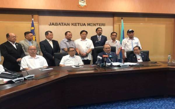 Hajiji (dua dari kanan) bersama Maximus (dua dari kiri) dalam sidang akhbar pada mesyuarat Majlis Ahli Tertinggi GRS di Menara Kinabalu, Kota Kinabalu pada Isnin.