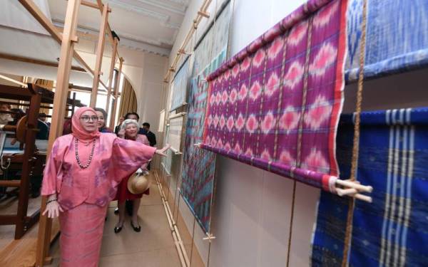 Raja Permaisuri Agong, Tunku Hajah Azizah Aminah Maimunah Iskandariah berkenan melawat pameran Tenun Pahang Diraja sempena London Craft Week yang berlangsung bermula hari ini sehingga 15 Mei di bangunan Suruhanjaya Tinggi Malaysia di Belgrave Square. - Foto Bernama 