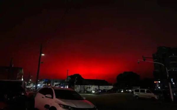 Langit di bandar raya Zhoushan, China bertukar menjadi merah pada Sabtu lalu. - Foto Twitter