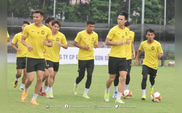 Pemain Harimau Muda giat menjalani latihan sebagai persiapan berdepan Laos dalam perlawanan kedua Kumpulan B Sukan SEA Hanoi 2021 pada Rabu ini. - Foto Football Association of Malaysia