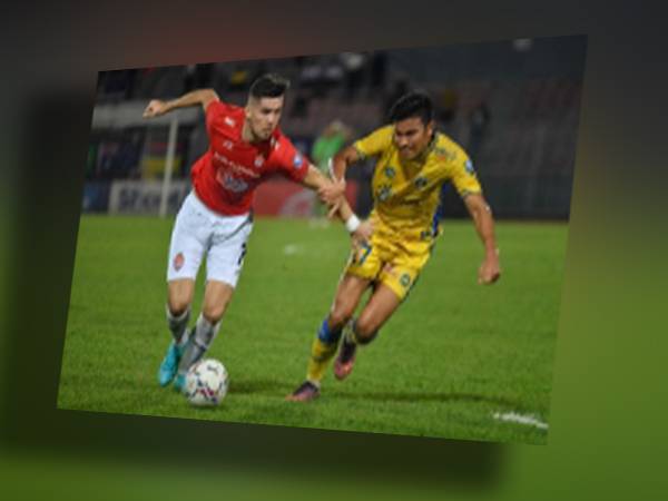 Pemain KL City, Romel Morales (kiri) cuba melepasi pemain Sri Pahang, Mohamad Azwan Mohd Aripin (kanan) pada perlawanan Liga Super di Stadium Bolasepak Kuala Lumpur. - Foto Bernama