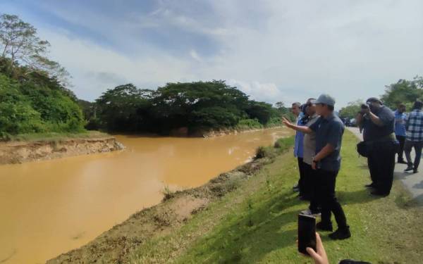 Menteri Besar Kedah, Datuk Seri Muhammad Sanusi Md Nor (dua dari kanan) meninjau lokasi ban pecah di Pelubang, di sini, pada Selasa.