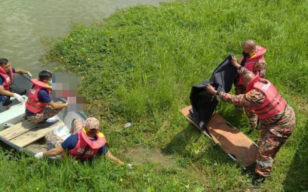 Anggota bomba mengangkat mayat mangsa yang ditemui di Empangan Hulu Perting, Bentong. - Foto JBPM Pahang