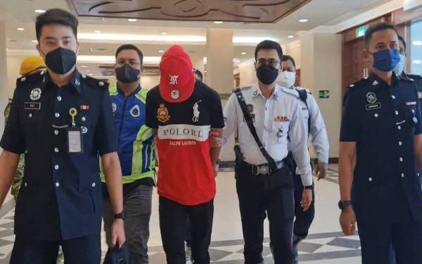 Erdy Errwan (tiga dari kiri) diiringi polis di Mahkamah Majistret Kuala Lumpur bagi menghadapi dua pertuduhan memandu secara merbahaya dan menghalang polis yang mengiringi konvoi Yang di-Pertua Negeri Sarawak, Jumaat lalu.