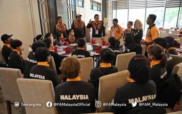 Hamidin (tengah) memberi kata-kata semangat kepada skuad futsal wanita. - Foto Facebook FAM.