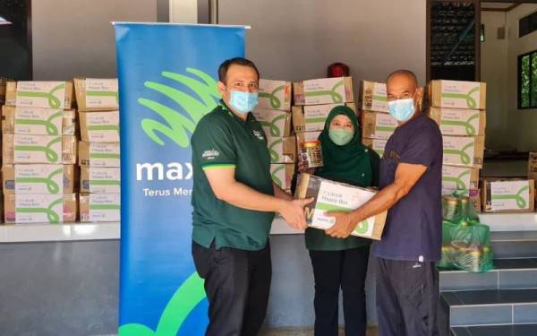 Wakil Maxis menyerahkan kotak makanan kepada salah seorang daripada keluarga B40 di Kelantan.