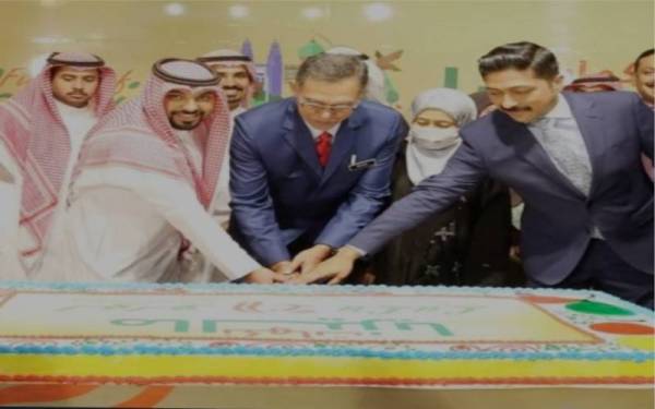 Rosol (tengah) memotong kek simbolik kepada kerjasama dengan Lulu Hypermarket Marwah di Jeddah.