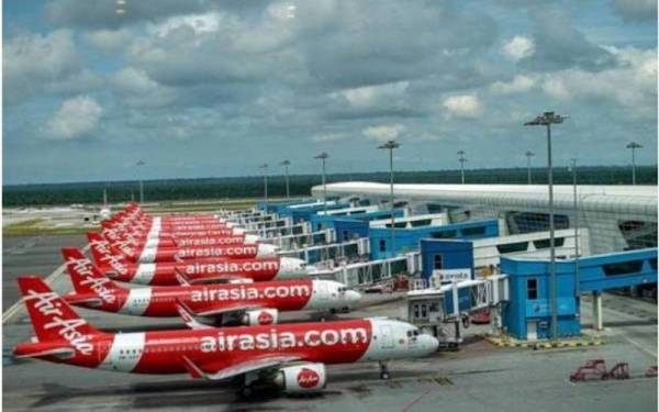 AirAsia Malaysia juga kini beroperasi hanya dengan 40 pesawat berbanding hampir 100 pesawat semasa prapandemik. - Gambar fail