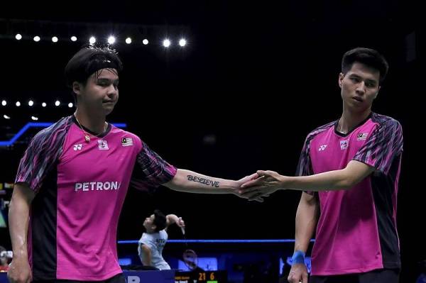 Reaksi pemain badminton beregu negara, Ong Yew Sin dan Teo Ee Yi selepas menang menentang pemain dari Amerika Syarikat Enrico Asuncion dan William Hu pada Kejohanan Piala Thomas di Stadium Impact Arena Bangkok pada Selasa. - Foto Bernama