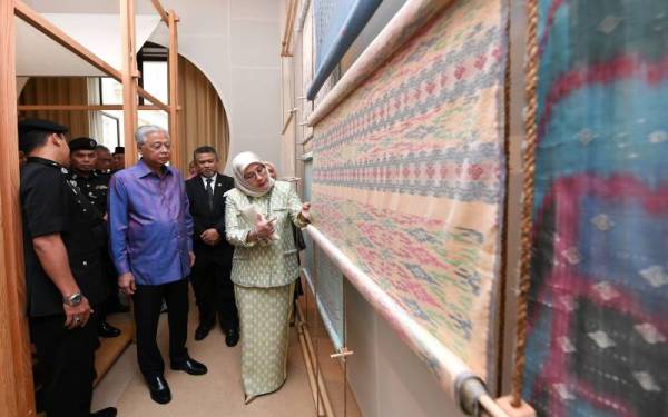 Raja Permaisuri Agong Tunku Hajah Azizah Aminah Maimunah Iskandariah (tengah) bersama Ismail Sabri melawat pameran Tenun Pahang Diraja yang dipamerkan di London Craft Week yang berlangsung sejak semalam sehingga 15 Mei ini di Bangunan Suruhanjaya Tinggi Malaysia di Belgrave Square. - Foto Bernama