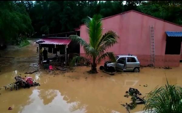 Sebanyak 30 buah keluarga di Kampung Chemperoh dan 12 keluarga di Kampung Sum Sum di Janda Baik terlibat banjir kilat.- Foto: ihsan JBPM