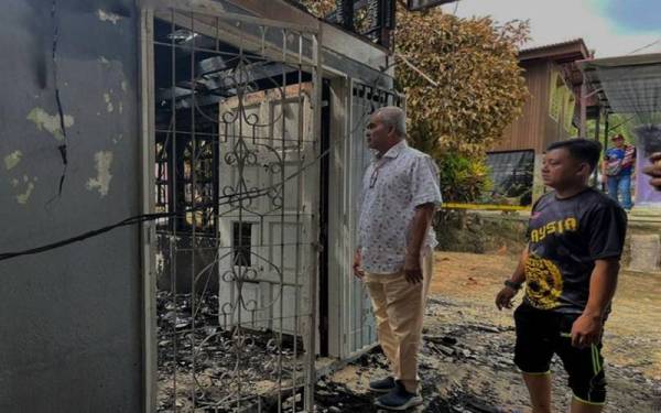 Nazri (dua dari kanan) ketika melawat rumah mangsa kebakaran di Felda Jengka 9, pada Selasa.