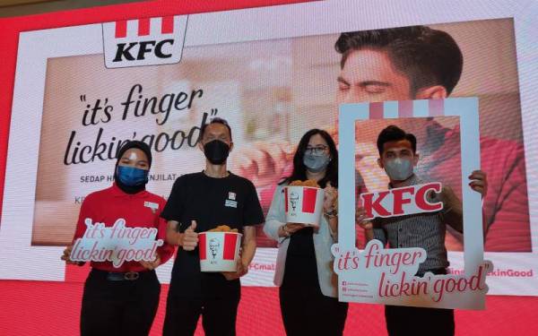 Dua dari kiri: Stephen dan May Ling ketika acara ‘It’s Finger Lickin’ Good’ di KFC Pavilion KL pada Selasa.