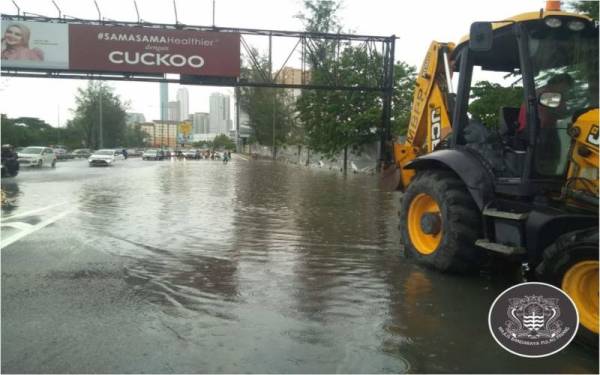 Aliran trafik di Lebuhraya Tun Dr Lim Chong Eu sesak akibat air bertakung hingga pertengahan jalan. - Foto ihsan MBPP