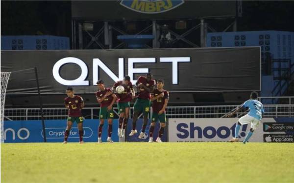 Pemain KDA FC membina benteng bagi menghalang sepakan percuma PJ City FC di Stadium MBPJ, Petaling Jaya pada Selasa. Keputusan KDA FC terikat 3-3 dengan PJ City FC. - Foto KDA FC