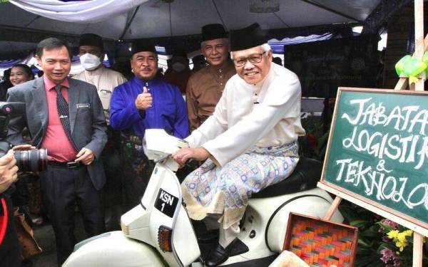 Hamzah menghadiri Majlis Rumah Terbuka Hari Raya Aidilfitri Polis Diraja Malaysia di Pusat Latihan Polis (Pulapol) di Kuala Lumpur pada Rabu.