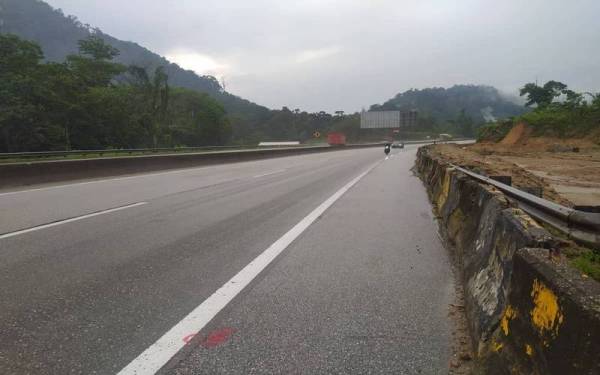 Laluan utama di KM68 arah Kuala Lumpur masih selamat digunakan oleh pengguna lebuh raya. - Foto Ihsan Anih Berhad