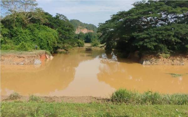 Keadaan runtuhan ban terusan tengah di Sungai Santap hingga menyebabkan gangguan bekalan air di beberapa daerah di Kedah.