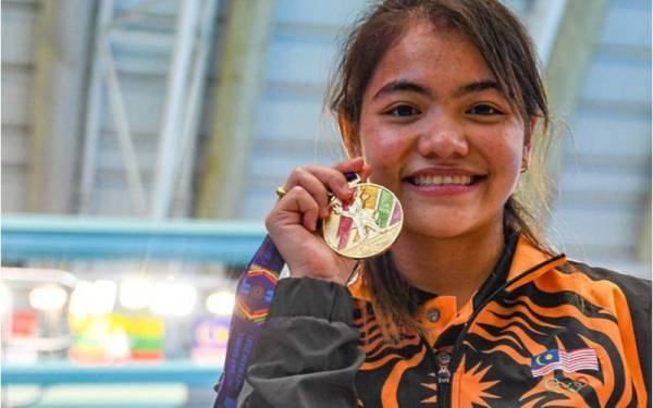 Nur Dhabitah ketika menghadiahkan Malaysia pingat emas pertama Sukan SEA ke-31 di Pusat Akuatik My Dinh pada Ahad lepas. - Foto Bernama