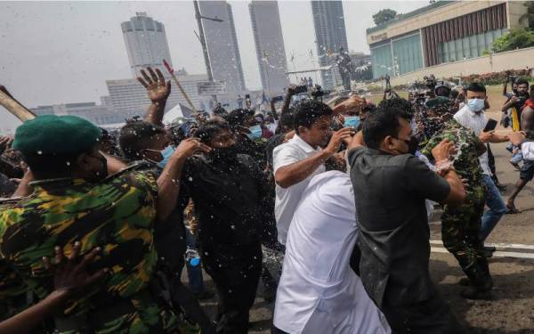 Pasukan keselamatan cuba melindungi Ketua Pembangkang Sri Lanka, Sajith Premadasa daripada serangan penunjuk perasaan berhampiran Sekretariat Presiden di Colombo, Sri Lanka. - Foto EPA