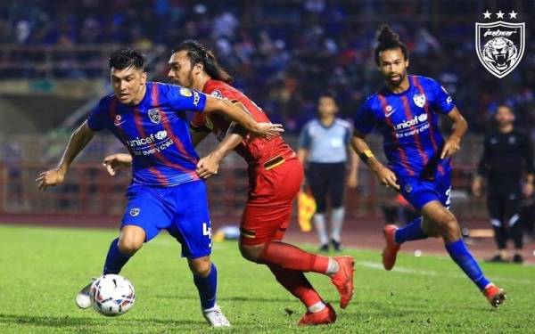 Penyerang JDT, Fernando Forestier menjaringkan gol pada saat-saat akhir bagi menjamin kemenangan ketika berdepan Negeri Sembilan FC. - Foto FB Johor Southern Tigers