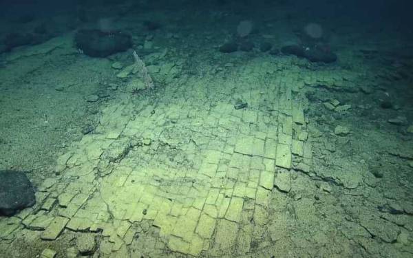 Sebatang jalan yang diperbuat daripada batu-bata ditemui di dasar Lautan Pasifik di Hawaii pada bulan lalu. - Foto Youtube/EVNautilus