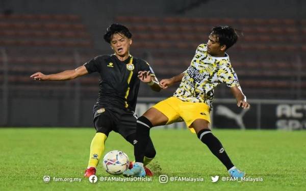 Pemain Perak FC (kanan), cuba menyekat pergerakan pemain skuad FAM-MSN, malam tadi pada aksi Liga Premier di Stadium Bola Sepak Kuala Lumpur, Cheras. - Foto FB FAM