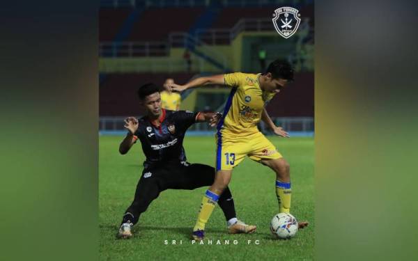 Pemain Sri Pahang FC diasak pemain Sarawak United pada aksi Liga Super di Stadium Darul Makmur, Kuantan malam tadi. - Foto Sri Pahang FC