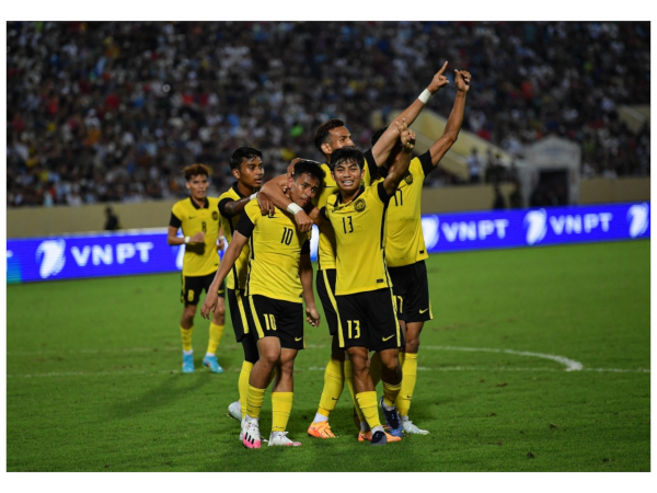 Pemain Harimau Muda meraikan jaringan ketika menentang Laos pada saingan Sukan SEA Hanoi 2021 di Stadium Thien Truong malam ini. - Foto Bernama