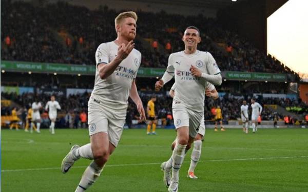 De Bruyne meraikan jaringan hatrik ketika berdepan Wolves dalam aksi liga di Molineux.