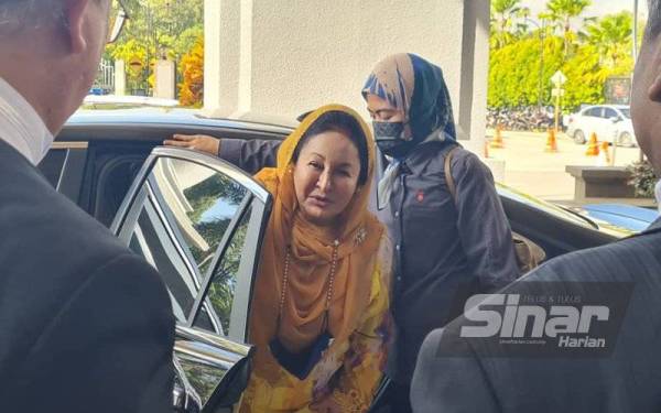 Rosmah tiba di Mahkamah Tinggi Kuala Lumpur pada Khamis bagi menghadapi pertuduhan kes rasuah berhubung projek tenaga solar bagi 369 sekolah di pedalaman Sarawak.