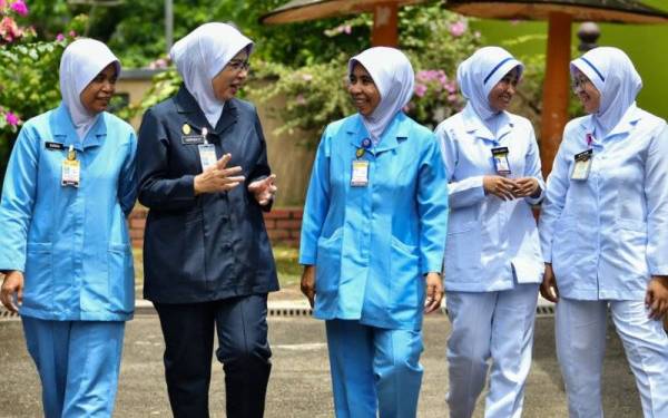 Ketua Penyelia Jururawat Kesihatan Daerah Hulu Terengganu Norwati Jalil (dua, kiri) ketika ditemui bersama 'anak buahnya' di sini, berjanji untuk terus komited dalam memberikan khidmat terbaik kepada masyarakat. - Foto Bernama