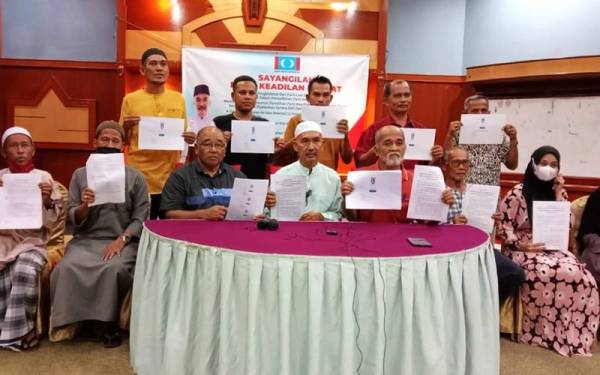 Mohd Nor (duduk empat dari kiri) bersama sebahagian daripada ahli PKR Cabang Besut menyatakan bantahan kerana mendakwa 11 calon bertanding dalam pemilihan parti itu merupakan ahli Pejuang.