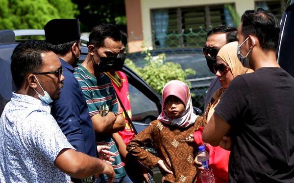 Ahli keluarga salah seorang mangsa yang terlibat dalam kemalangan melibatkan sebuah kereta dan dua treler malam tadi, tiba di Unit Forensik Hospital Kuala Kangsar pada Khamis.- Foto Bernama