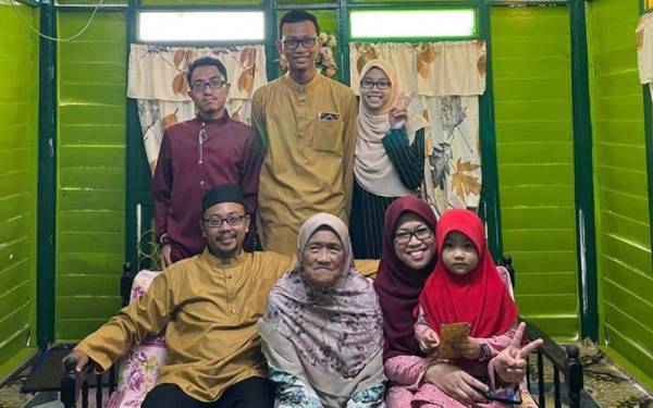 Iqbal (berdiri, kiri) bergambar bersama keluarga di rumah neneknya di Kampung Puteri Menangis Benut pada Syawal ketiga.