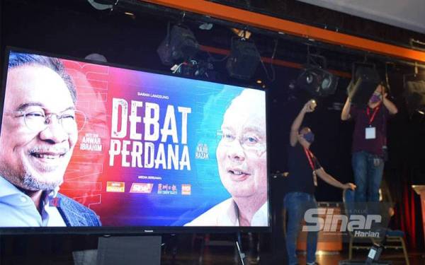 Persiapan program Debat Perdana antara bekas Perdana Menteri, Datuk Seri Najib Tun Razak dan Ketua Pembangkang, Datuk Seri Anwar Ibrahim yang akan berlangsung pada jam 9 malam Khamis. - FOTO SINAR HARIAN.