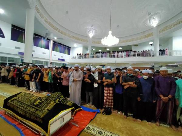 Solat jenazah dua mangsa nahas disempurnakan di Masjid Raja Permaisuri Bainun, USAS pada Khamis. 