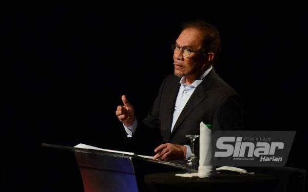 Anwar semasa program Debat Perdana yang disiarkan langsung dari Pusat Pelancongan Malaysia (MATIC) pada Khamis.