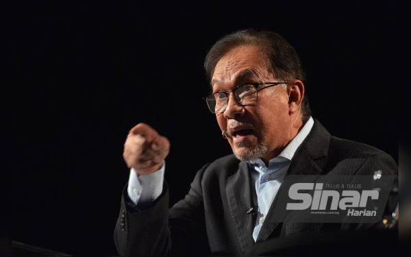 Anwar semasa program Debat Perdana yang disiarkan langsung dari Pusat Pelancongan Malaysia (MATIC) pada Khamis.