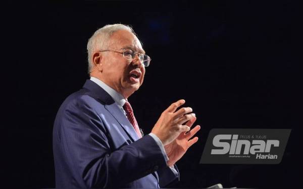 Najib pada program Debat Perdana yang julung kali menampilkannya bersama Ketua Pembangkang, Datuk Seri Anwar Ibrahim dan disiarkan secara langsung dari Pusat Pelancongan Malaysia (MATIC) pada Khamis.