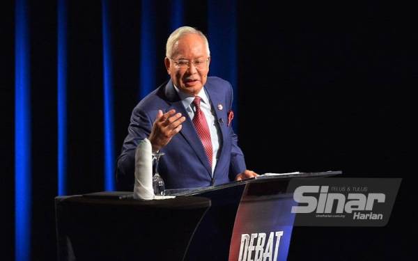 Najib pada program Debat Perdana yang julung kali menampilkannya bersama Ketua Pembangkang, Datuk Seri Anwar Ibrahim dan disiarkan secara langsung dari Pusat Pelancongan Malaysia (MATIC) pada Khamis. - FOTO SINAR HARIAN/ROSLI TALIB 