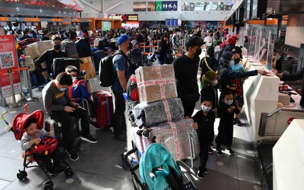 Keadaan Lapangan Terbang Antarabangsa Kuala Lumpur 2 (KLIA2) menjelang perayaan Aidilfitri lalu apabila orang ramai menggunakan perkhidmatan udara untuk pulang ke kampung. - Foto: Bernama