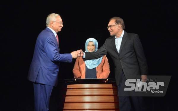 Debat Perdana yang menampilkan bekas Perdana Menteri, Datuk Seri Najib Tun Razak bersama Ketua Pembangkang, Datuk Seri Anwar Ibrahim yang disiarkan secara langsung dari Pusat Pelancongan Malaysia (MATIC) pada Khamis.