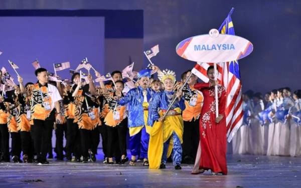 Atlet terjun wanita negara, Nur Dhabitah Sabri diberi penghormatan membawa Jalur Gemilang ketika perarakan masuk kontinjen Malaysia yang diketuai Chef-de-misson (CDM) ke Sukan SEA Hanoi 2021, Datuk Seri Nur Azmi Ahmad pada upacara pembukaan rasmi temasya sukan tersebut di Stadium Nasional My Dinh, Hanoi. - Foto Bernama