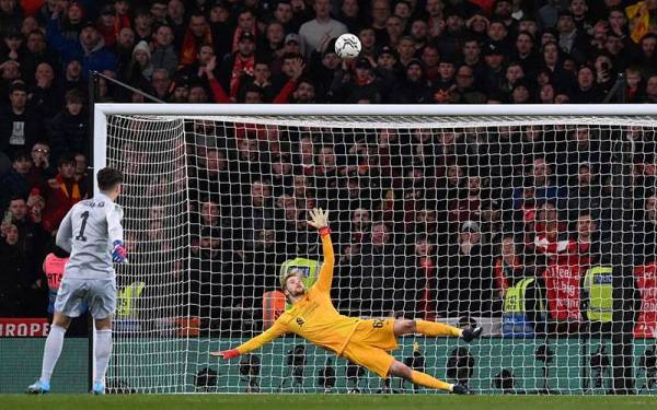 Sepakan Arizabalaga yang menyebabkan Chelsea tewas kepada Liverpool pada aksi final Piala Liga Februari lalu. - Foto Getty Images