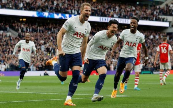 Kane (kiri) meraikan jaringannya ketika membantu pasukannya menewaskan Arsenal di Stadium Tottenham awal pagi Jumaat.